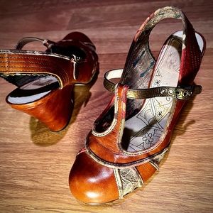 Vintage style T-strap pumps 3.5”heel, brown w/ bronze/tan & floral fabric accent
